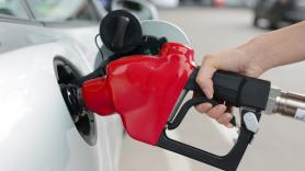 Por qué no debes llenar el tanque hasta el borde después del 'clic' de la bomba de gasolina