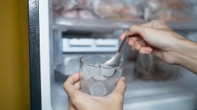 Adiós a los cubitos de hielo: este sencillo descubrimiento enfría la copa, la perfuma e incluso se puede comer al final
