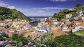 Adrián, 33 años, vive sin cobertura en una aldea perdida de Asturias y define así su día a día: "Te puedes ir fuera y tener tu historia, pero yo no quería abandonar lo que somos ni de dónde venimos"