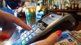 Indignación por el cartel que ha puesto un restaurante sobre el pago con tarjeta: "​"Otro sitio al que no ir"
