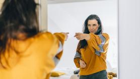 Expertos en ciencia revelan los beneficios de hablarnos a nosotros mismos: "Se vuelve más accesible en tu mente"