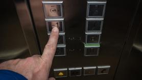 Alejandro, joven, viaja con su madre a Roma y se topan con un gran problema en un ascensor: "Sácame ya de aquí, que me muero"