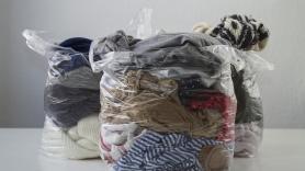 Cientos de familias hacen colas de dos horas y media para llevarse bolsas de ropa de segunda mano por 2 euros al año: "Cuando ves la cantidad de ropa que se tira, es inadmisible"