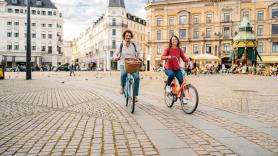 Ni blancas ni amarillas: Dinamarca empieza a instalar farolas rojas y podría ser el futuro de todas las ciudades