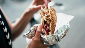 La abuela de Marieta encandila cuando su nieta le da un kebab: "¿No le habrás puesto picante?"