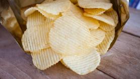 Una experta explica por qué cuando abres una bolsa de patatas no puedes parar de comer