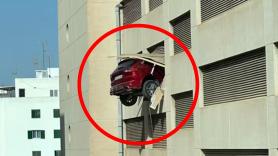 Da marcha atrás, rompe el muro y deja medio coche suspendido en el aire