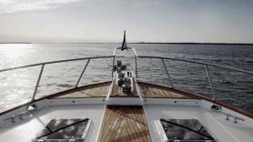 Un estadounidense no puede comprar el súper yate que ha diseñado y decide construirlo él mismo en su casa: "Quería volver al agua"