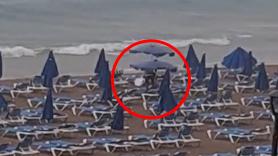 Un turista se resiste, contra viento y marea, a dejar su hamaca en pleno temporal en Benidorm