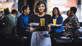 Un hostelero le ofrece trabajo y al ver las condiciones sale espantada pero con clase: "¿El uniforme de esclava y el látigo los proporcionáis vosotros?"