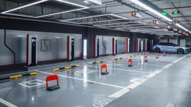 Instala pinchos metálicos en la salida de su parking porque los conductores ignoran una señal: ya ha reventado más de 10 ruedas y el ayuntamiento dice que es terreno privado