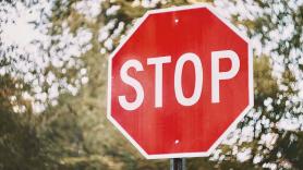 Tropieza el plan de un pueblo de Guadalajara para forrarse con una multa por un simple STOP: "Nos quieren arruinar"