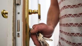 Una familia compra la casa de sus sueños pero no contaban con el plan del vecino: llevan dos años 'encerrados' y el Tribunal tarda en responder