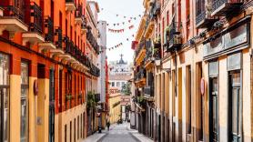 Alejandro Cesarco, artista detrás de Lawrence, la última librería abierta en Malasaña: "Para mí esto es una extensión de mi obra. Es como una performance larga y, de alguna forma, estoy jugando a ser librero"