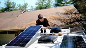 Cambia un piso compartido por una caravana en ruinas y se construye la casa de sus sueños