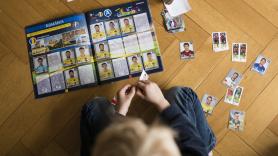 Completar el álbum de cromos del Mundial puede costar más de 1.000 euros y aun así arrasa entre los veinteañeros: "Es imposible estar con el móvil mientras lo rellenas"