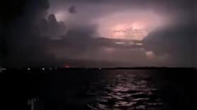 Las terroríficas imágenes de la tormenta eléctrica nocturna del huracán Milton