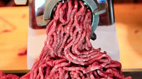 Si la carne picada te suelta mucha agua al cocinarla, un carnicero recomienda seguir estos pasos