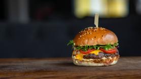 Van a comer al restaurante de Gordon Ramsay en Ibiza y no dan crédito a lo que cuesta una hamburguesa: "Me sabe a carne quemada"