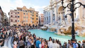 Un ministro italiano pide prohibir el término "turismo masivo" y muchos estallan: "No le corresponde decidir cómo habla la gente"