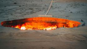Adiós a las "Puertas del Infierno": el cráter de Darvazá pierde el 75% de su intensidad tras 50 años ardiendo en pleno desierto, pero no es bueno para el planeta