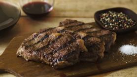 Colocan un filete de carne en la cortadora de pan y un nutricionista avisa de que no debe hacerse nunca: "Está contaminando la cuchilla"