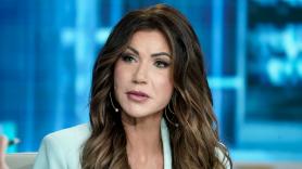 La secretaria de Seguridad Nacional de EEUU vuelve a llamar "terrorista" a la mujer que mató el ICE