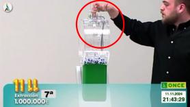 Se rompen todos los bombos del sorteo del 11/11 de la ONCE y recurren a un apaño polémico: "Está amañado"