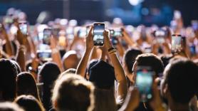 Colas desde las 4 de la mañana, números a rotulador en la mano y pañales de adulto: la guerra por la primera fila de los conciertos se ha descontrolado
