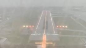 Imágenes inéditas al grabar desde la cabina del avión el aterrizaje en el aeropuerto de Málaga en plena DANA