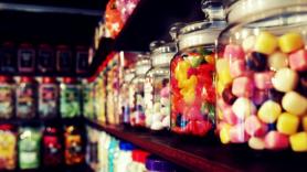 Rossella, 50 años, deja 11 años de contrato indefinido en una tienda de colchones para vender 150 tipos de caramelos en mercadillos con su hijo: "Vendo felicidad"