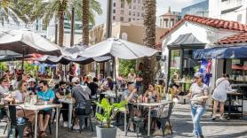 Un cliente habitual exige a su cafetería de toda la vida 15.000 euros por caerse de la terraza al levantarse de la silla: el juez lo rechaza y le da una lección