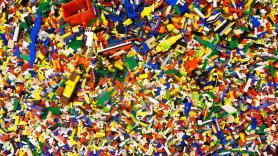 Tiene 55 años, roba 32.000 euros a su madre con demencia y se lo gasta en sets de Lego: "Cometí un error"
