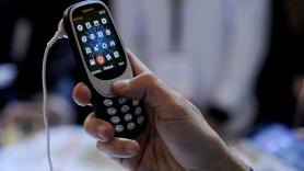 Volver a los 2000 para curar la ansiedad: el auge de los móviles sin internet entre los menores de 30