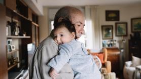 Los investigadores coinciden: cuidar a los nietos mejora la memoria y previene el deterioro cognitivo en mayores de 50, según un estudio con 2.887 abuelos