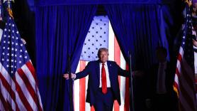 Una seguidora de Trump se desmaya en pleno discurso y el presidente propone algo que nadie esperaba