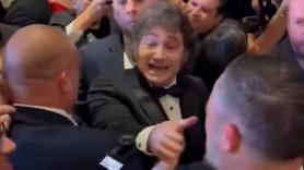 El viral 'saludo' de Milei a Santiago Abascal: lo tiene delante y no lo ve