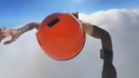 Así es atravesar las nubes: un paracaidista lo graba todo desde el aire