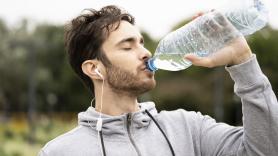 Lleva 30 años bebiendo únicamente agua: "Nunca he tenido la sensación de perderme nada"