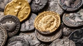 Dos excursionistas recogen una lata oxidada en el bosque: dentro, casi 600 monedas de oro valoradas en 285.000 euros