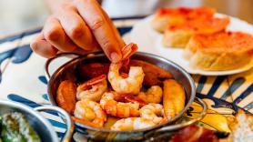 Critican a un mexicano que no sirva gambas ni calamares: la respuesta del dueño es tan educada como contundente
