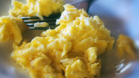Huevos revueltos cremosos en 45 segundos: el truco del microondas con un ingrediente inesperado que ya tienes en la nevera