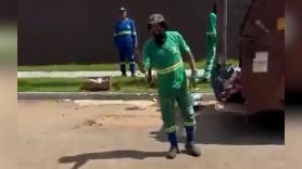 Un trabajador de limpieza sorprende a unos músicos urbanos con su talento oculto