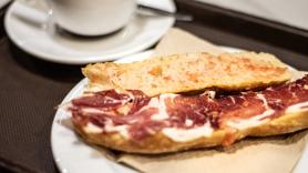 Un experto jamonero avisa: llevas toda la vida comiendo mal la tostada con jamón del desayuno