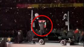 Un espontáneo saca una bandera de Palestina en pleno escenario durante el descanso de la Super Bowl