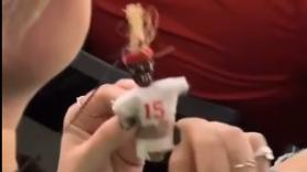 El gesto de esta fan de los Eagles en la Super Bowl para que gane su equipo desata la polémica