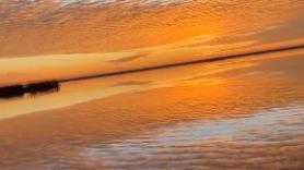 El lago donde el cielo y la realidad se confunden al atardecer