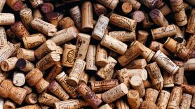 Una empresa familiar de Palafrugell fabrica los tapones de corcho que cierran los vinos más caros del mundo: 100.000 unidades al día y 20 millones en stock