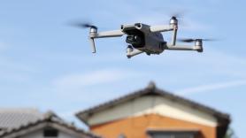 Usa un dron para espiar a su expareja, lo estrella contra la ventana y se graba la cara por error: acaba detenido 'ipso facto'