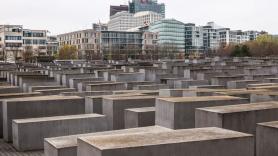 Pagan miles de euros por un sello de las SS: el oscuro negocio de los recuerdos del Holocausto que nadie puede frenar